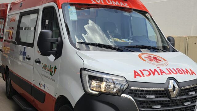 Carro bate em poste e mulher sofre descarga elétrica após rompimento de fiação em Catalão