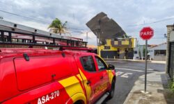 Fortes ventos arrancam telhado de comércio e deixam estrutura presa à rede elétrica em Catalão Fortes ventos arrancam telhado de comércio e deixam estrutura presa à rede elétrica em Catalão