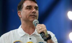 Flávio Bolsonaro conquista 54,04% dos votos em Catalão e abre vantagem de 4.741 votos sobre Lula Flávio Bolsonaro conquista 54,04% dos votos em Catalão e abre vantagem de 4.741 votos sobre Lula