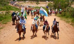 Três Ranchos celebra 73 anos com cavalgada, almoço e festa na Prainha do Lago Azul Três Ranchos celebra 73 anos com cavalgada, almoço e festa na Prainha do Lago Azul