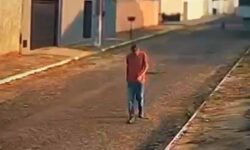 Suspeito de roubar idoso de 81 anos é preso escondido debaixo de cama em Ipameri