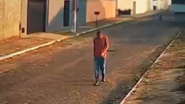 Suspeito de roubar idoso de 81 anos é preso escondido debaixo de cama em Ipameri