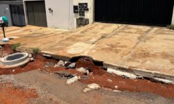 Moradores reclamam de buracos após obras de esgoto em dois bairros de Catalão