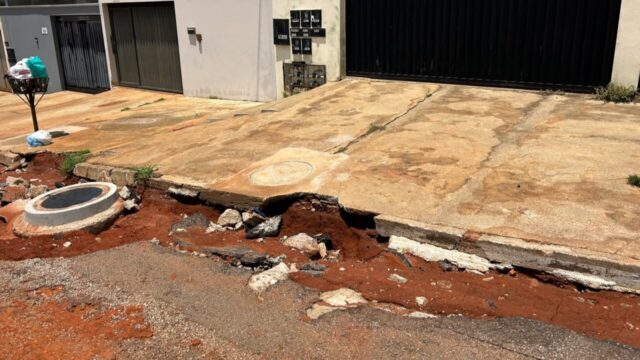 Moradores reclamam de buracos após obras de esgoto em dois bairros de Catalão