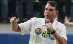 Por um voto em Anhanguera e dois em Nova Aurora, Flávio Bolsonaro vence disputas acirradas na região Por um voto em Anhanguera e dois em Nova Aurora, Flávio Bolsonaro vence disputas acirradas na região
