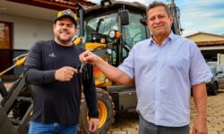 Nova Aurora recebe retroescavadeira para reforçar manutenção de estradas e serviços de infraestrutura Nova Aurora recebe retroescavadeira para reforçar manutenção de estradas e serviços de infraestrutura