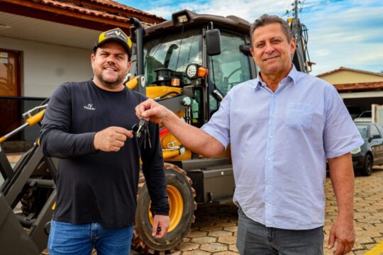 Nova Aurora recebe retroescavadeira para reforçar manutenção de estradas e serviços de infraestrutura