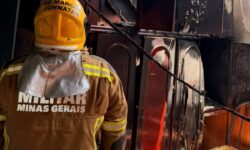 Incêndio atinge quarto de residência em Araguari; morador estava fora Incêndio atinge quarto de residência em Araguari; morador estava fora