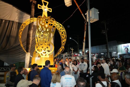 Prefeitura de Catalão entrega Coroa Monumental dos 150 anos das Congadas durante Festa do Rosário