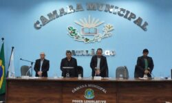 Sob presidência de Idelvan da Saúde, Câmara de Catalão realiza a 37ª Sessão Ordinária e aprova projetos nas áreas de segurança, saúde e meio ambiente Sob presidência de Idelvan da Saúde, Câmara de Catalão realiza a 37ª Sessão Ordinária e aprova projetos nas áreas de segurança, saúde e meio ambiente