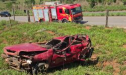 Jovem morre e outro fica gravemente ferido após carro capotar na GO-080