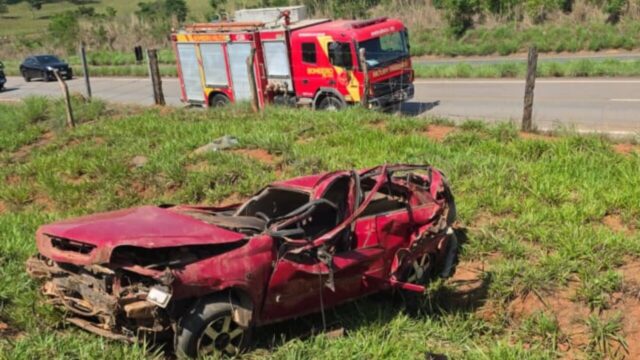 Jovem morre e outro fica gravemente ferido após carro capotar na GO-080
