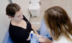 Goiás Todo Rosa realiza mais de mil testes genéticos para identificar risco de câncer de mama e ovário Goiás Todo Rosa realiza mais de mil testes genéticos para identificar risco de câncer de mama e ovário