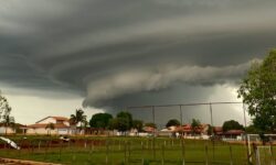 Nuvem de prateleira é registrada avançando sobre Santo Antônio do Rio Verde, distrito de Catalão