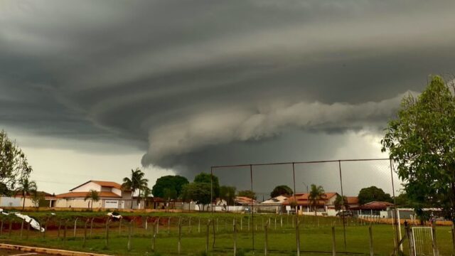 Nuvem de prateleira é registrada avançando sobre Santo Antônio do Rio Verde, distrito de Catalão