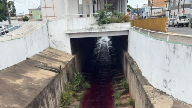Água turva e com tonalidade avermelhada chama a atenção no Ribeirão Pirapitinga, em Catalão