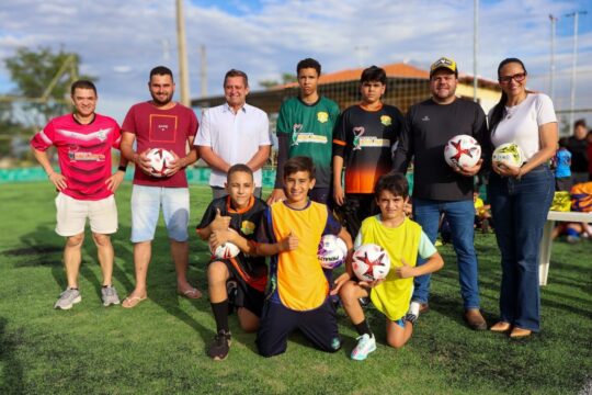 Atletas mirins da Escolinha do Futuro recebem novos materiais esportivos em Nova Aurora