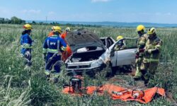 Duas pessoas morrem após carro sair da pista e capotar na BR-153, em Itumbiara