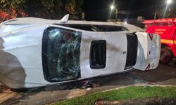 Pai e dois filhos ficam feridos após carro capotar em Uberlândia Pai e dois filhos ficam feridos após carro capotar em Uberlândia