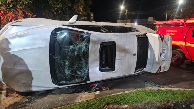 Pai e dois filhos ficam feridos após carro capotar em Uberlândia