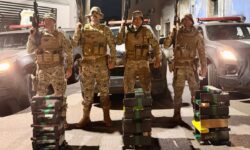 COD intercepta ônibus com 40 passageiros e apreende 151 kg de maconha na BR-050, em Campo Alegre de Goiás COD intercepta ônibus com 40 passageiros e apreende 151 kg de maconha na BR-050, em Campo Alegre de Goiás