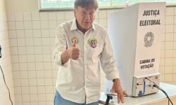Adib Elias votou na Faculdade Una na tarde deste domingo 04, em Catalão Adib Elias votou na Faculdade Una na tarde deste domingo 04, em Catalão