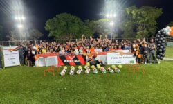 ABECAT entrega 200 kits de uniformes a alunos do Projeto Feras do Futuro em Catalão