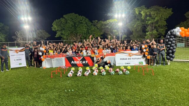ABECAT entrega 200 kits de uniformes a alunos do Projeto Feras do Futuro em Catalão