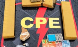 CPE apreende 200g de crack e 4 kg de maconha durante operação contra o tráfico em Catalão CPE apreende 200g de crack e 4 kg de maconha durante operação contra o tráfico em Catalão