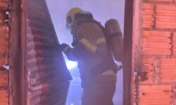 Incêndio destrói residência e atinge móveis no bairro Conquista Incêndio destrói residência e atinge móveis no bairro Conquista