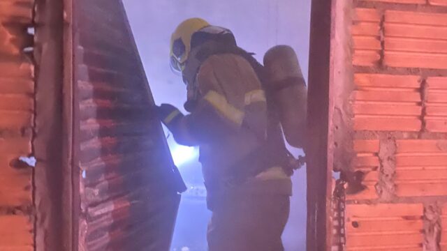 Incêndio destrói residência e atinge móveis no bairro Conquista