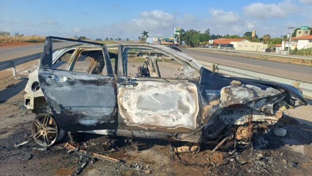 Homem morre e duas pessoas ficam gravemente feridas após carro capotar e pegar fogo na BR-050, em Ipameri