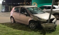 Dois homens ficam feridos após carro atingir objeto fixo na Vila Erondina, em Catalão Dois homens ficam feridos após carro atingir objeto fixo na Vila Erondina, em Catalão