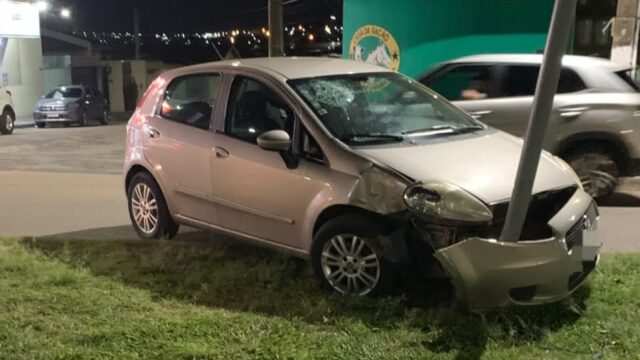 Dois homens ficam feridos após carro atingir objeto fixo na Vila Erondina, em Catalão