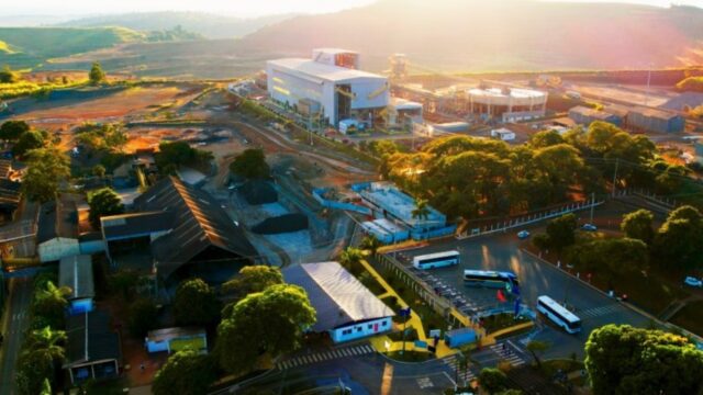 CMOC completa 10 anos no Brasil com trajetória de crescimento e investimentos nas comunidades
