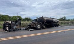 Batida entre caminhões provoca incêndio e deixa dois feridos na MGC-497, em Uberlândia Batida entre caminhões provoca incêndio e deixa dois feridos na MGC-497, em Uberlândia