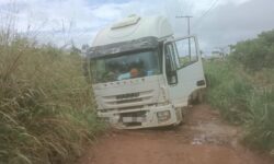 Cavalo mecânico fica danificado após cair em buraco em Catalão Cavalo mecânico fica danificado após cair em buraco em Catalão