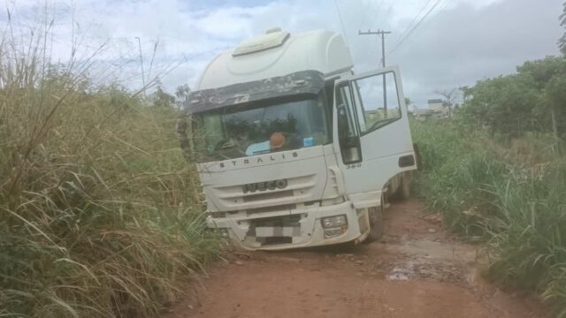 Cavalo mecânico fica danificado após cair em buraco em Catalão