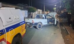 Polícia recupera veículo roubado e apreende arma e drogas em Araguari Polícia recupera veículo roubado e apreende arma e drogas em Araguari