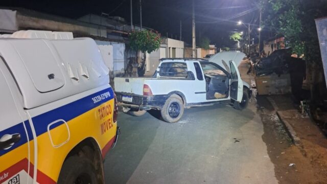 Polícia recupera veículo roubado e apreende arma e drogas em Araguari