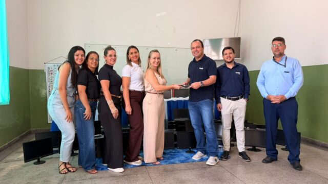 Italac doa 80 equipamentos de informática para escolas municipais de Corumbaíba
