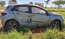 Carro e bitrem batem em trevo da BR-352, em Coromandel; motorista é levada à UPA Carro e bitrem batem em trevo da BR-352, em Coromandel; motorista é levada à UPA