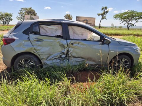 Carro e bitrem batem em trevo da BR-352, em Coromandel; motorista é levada à UPA