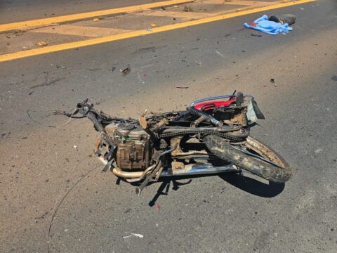 Motociclista morre em acidente envolvendo três carros e um reboque na MGC-452, em Uberlândia