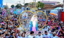 Procissão reúne milhares de fiéis na festa de 150 anos de Nossa Senhora do Rosário, em Catalão Procissão reúne milhares de fiéis na festa de 150 anos de Nossa Senhora do Rosário, em Catalão