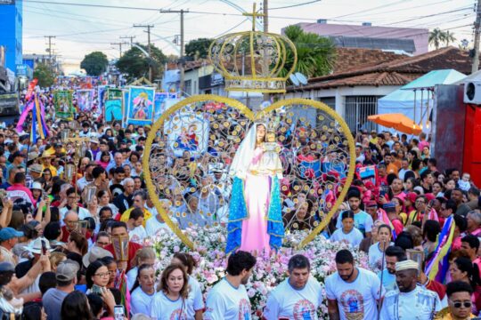 Procissão reúne milhares de fiéis na festa de 150 anos de Nossa Senhora do Rosário, em Catalão