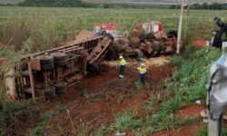 Carreta carregada com soja tomba em ribanceira e deixa motorista preso às ferragens em Uberlândia Carreta carregada com soja tomba em ribanceira e deixa motorista preso às ferragens em Uberlândia