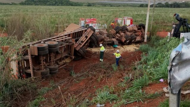 Carreta carregada com soja tomba em ribanceira e deixa motorista preso às ferragens em Uberlândia