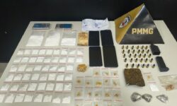 Polícia apreende drogas e 30 munições e prende dois suspeitos em Araguari Polícia apreende drogas e 30 munições e prende dois suspeitos em Araguari