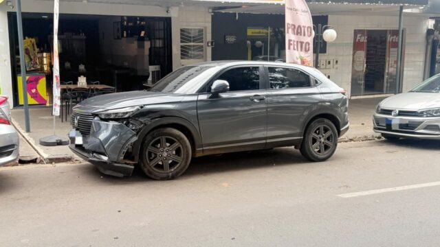 Motociclista fica ferido após bater em carro e cair no canteiro central de avenida em Catalão